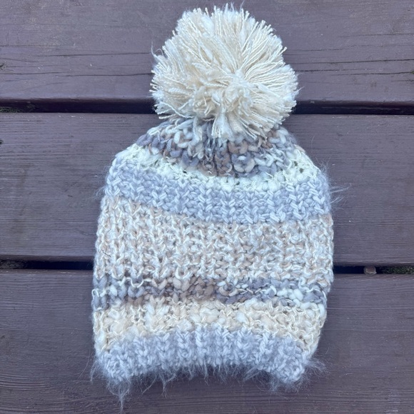 ruggine Accessories - Cozy Knit Pom-Pom Beanie -‎ Cream and Gray One Size